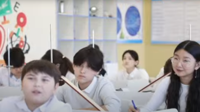  «Келешек мектептері» жобасы аясында салынған Астана қаласындағы №104 мектеп 2000 оқушы орнына арналған. 